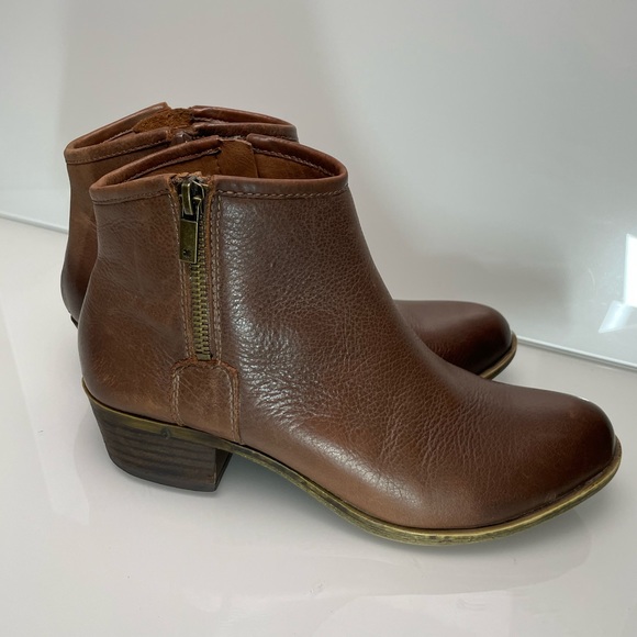 Lucky Brand Shoes - Lucky Brand 🍀 Brown Leather Side Zip Block Heel Booties
Size 7.5